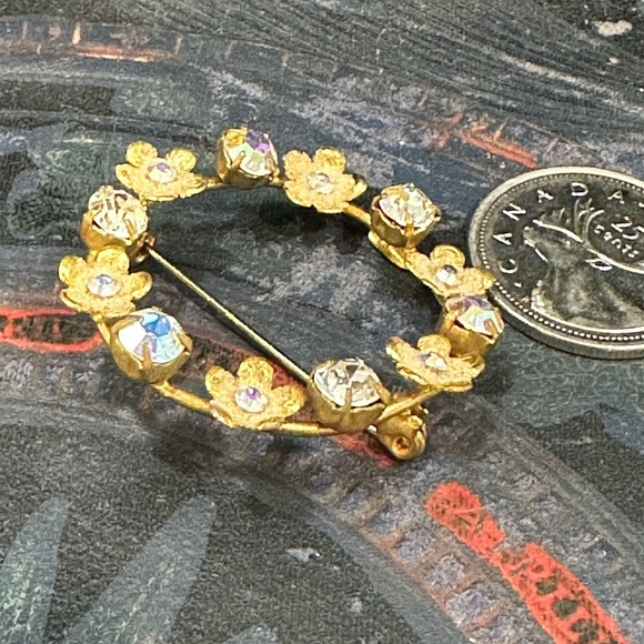 VINTAGE, sparkly Austrian crystal gold/brass tone floral circular brooch - Picture 1 of 10